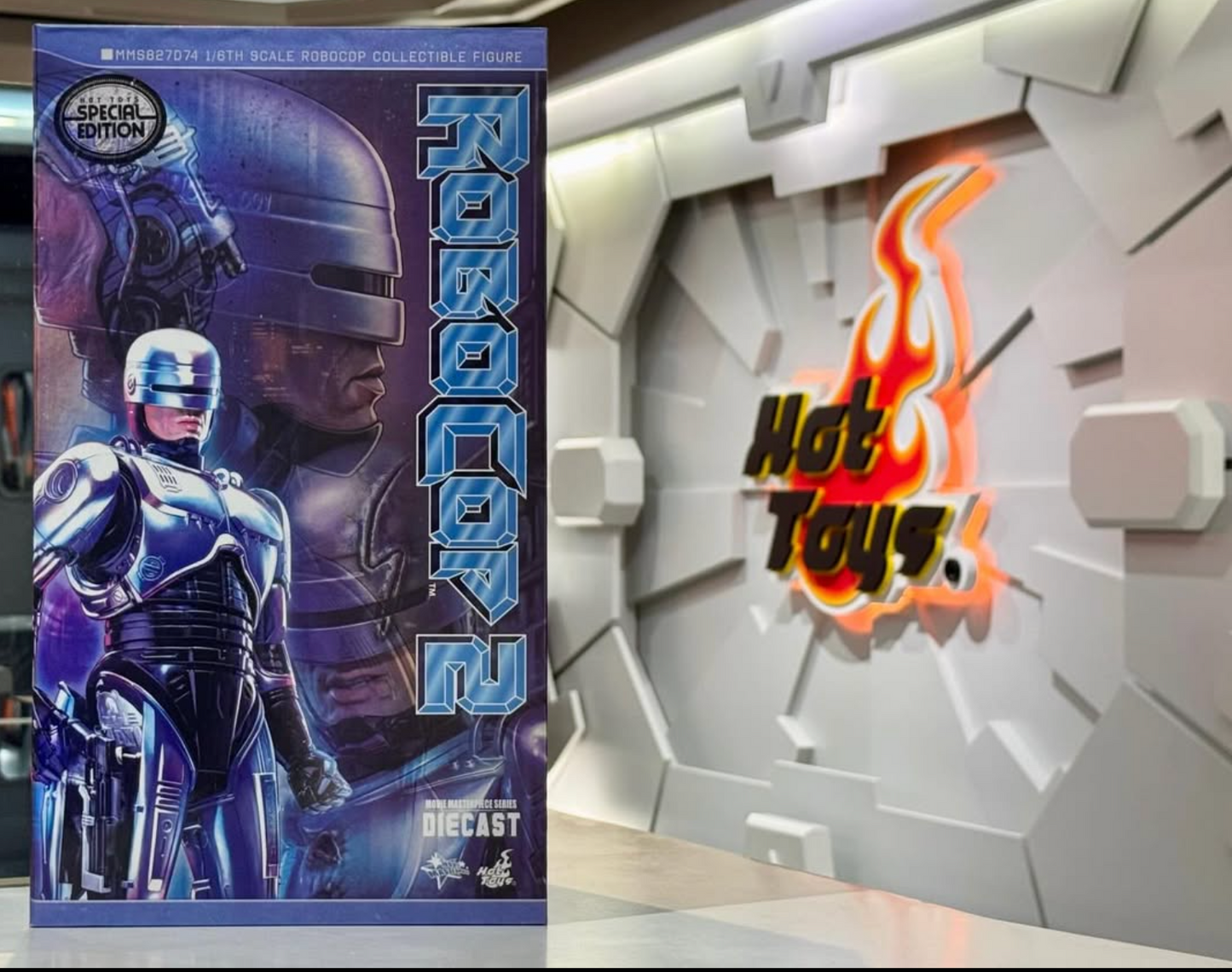 Hot Toys MMS827D74B RoboCop 2 RoboCop 1/6 Action Figure (Special Edition) NEW