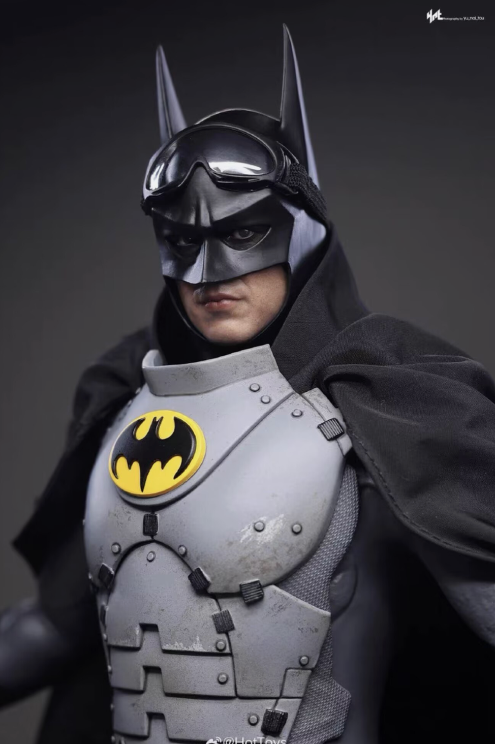 Hot Toys 1/6 The Flash Batman (Arctic Suit) Action Figure MMS897