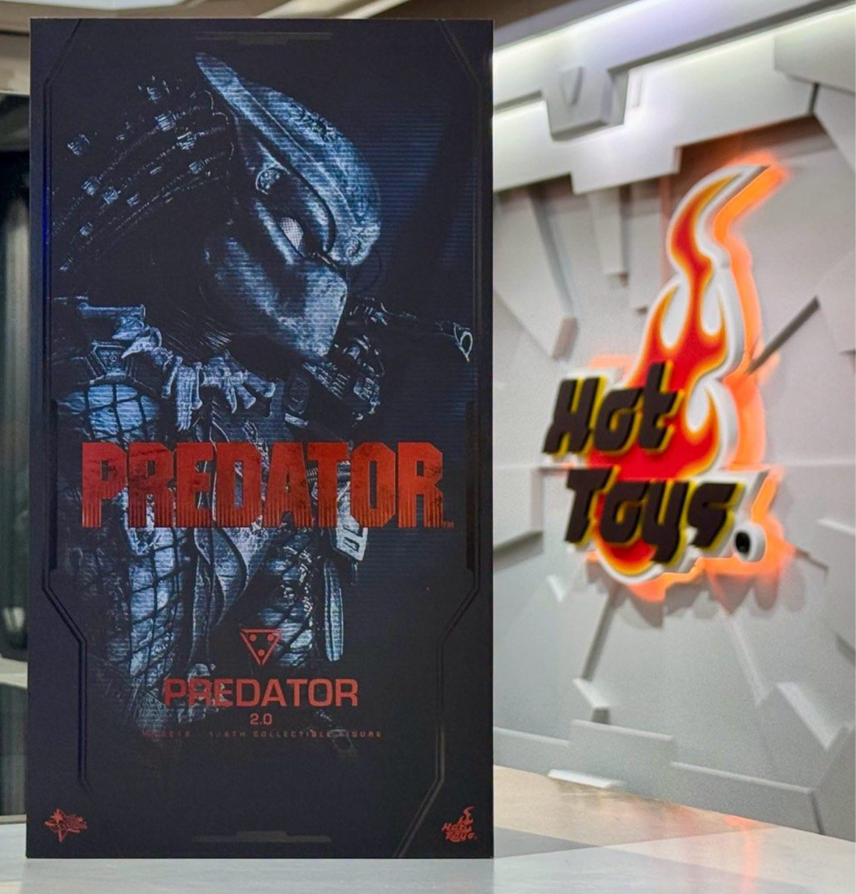 Hot Toys MMS816 Predator 1/6 Predator (2.0)