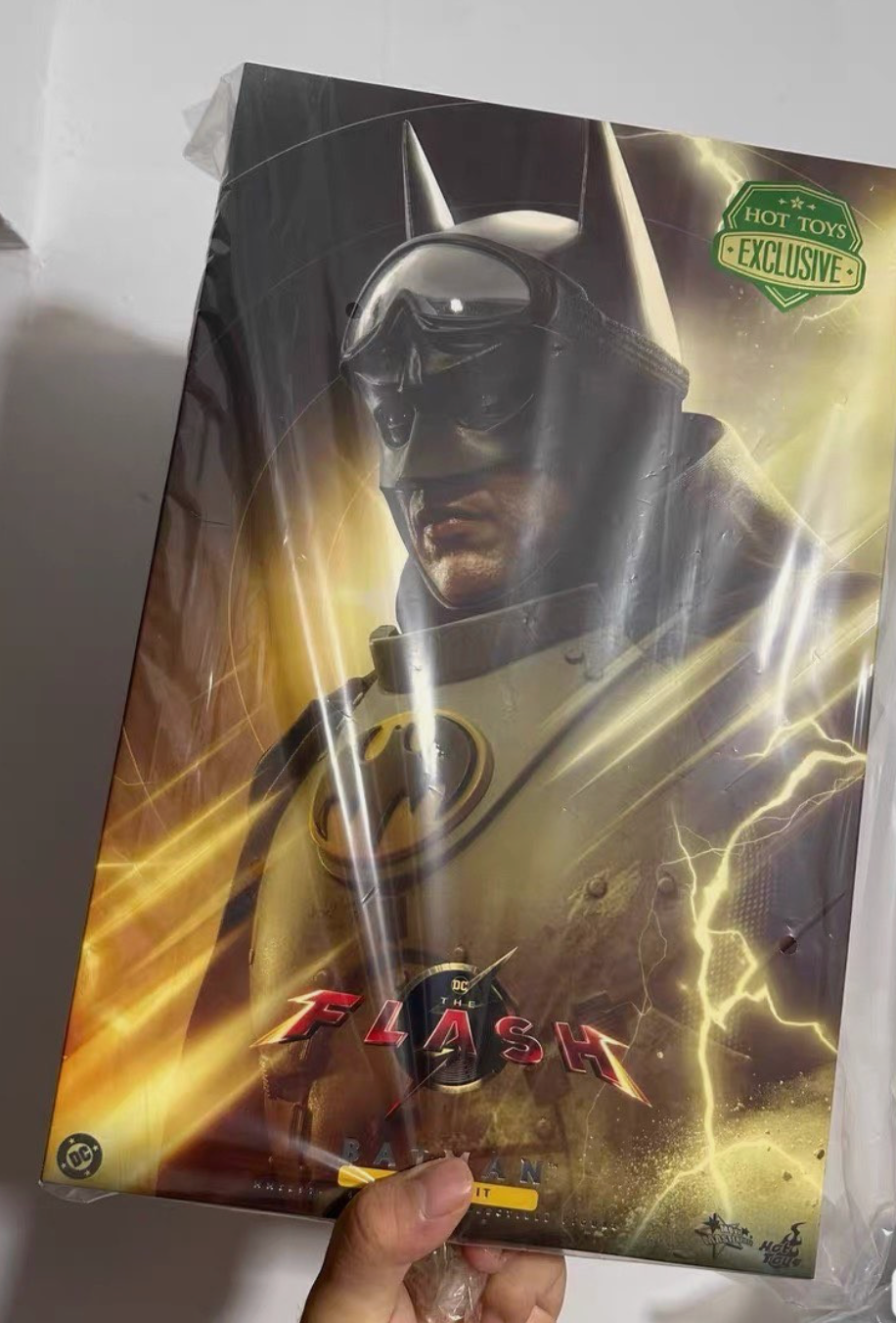 Hot Toys 1/6 The Flash Batman (Arctic Suit) Action Figure MMS897